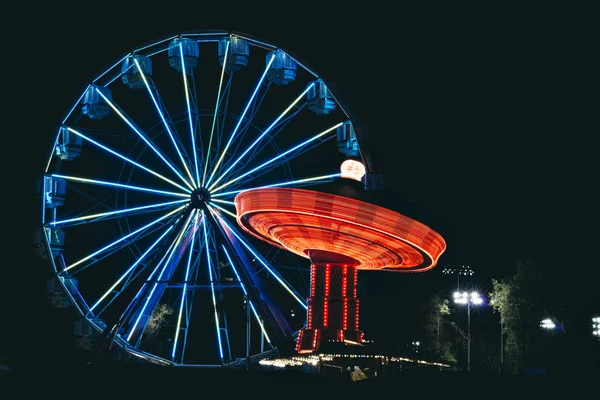 Faixas Luz Uma Roda Gigante Passeios Balanço Carnaval — Fotografia de Stock