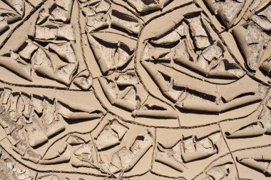 Kuru çöl ortamında kırık çamur