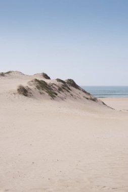 Oceano dunes mavi okyanus ve arka planda gökyüzü ile