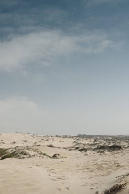 Mavi gökyüzü ve bulutlar beach kumulları yukarıda