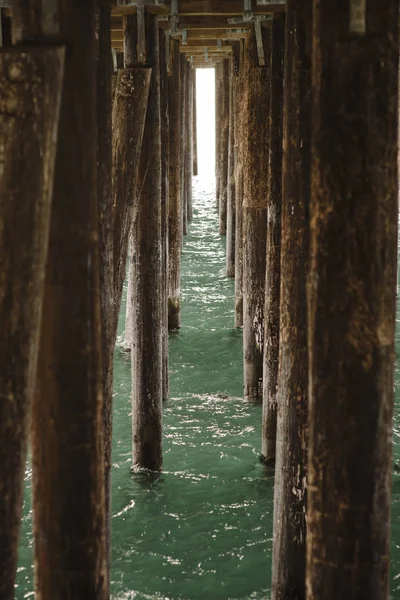 Peers Légers Travers Des Pylônes Bois Sous Une Jetée — Photo