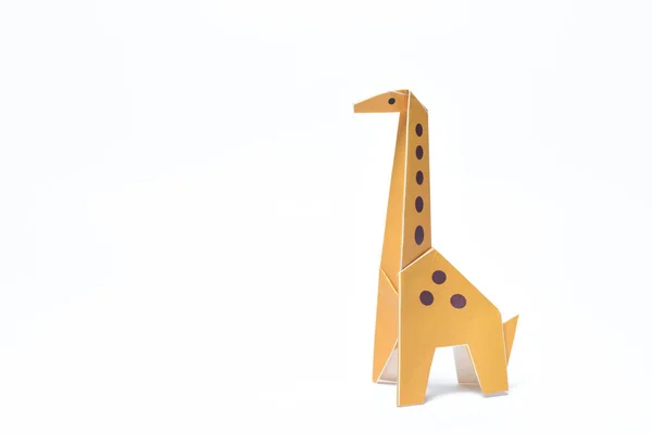 Een Gele Origami Giraffe Staat Hoog Een Witte Achtergrond — Stockfoto