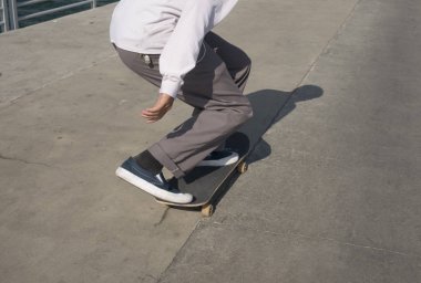 Genç erkek paten bir iskelede düşük