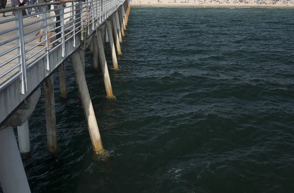 Vista Pilares Hormigón Sostienen Muelle Con Vista Océano —  Fotos de Stock