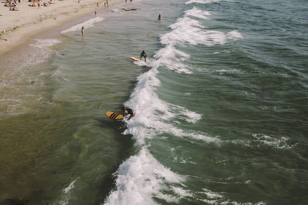 Υψηλή Προβολή Των Surfers Και Κολυμβητές Στον Ωκεανό Του Μια — Φωτογραφία Αρχείου