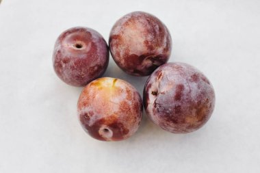 Dört taze bal yumruk Pluots beyaz balmumu kağıt üzerinde