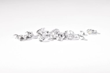 Bir yığın elmas beyaz zemin üzerinde