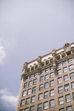 Mavi gökyüzü olan eski bina