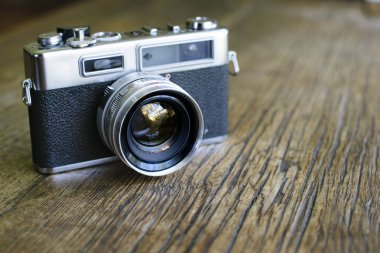 Bir eski film rangefinder fotoğraf makinesi bir ahşap masa üstünde