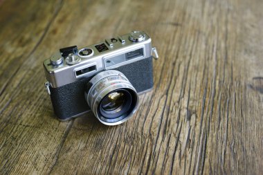 Retro film rangefinder fotoğraf makinesi boşaltmak ile ahşap bir masa üstünde