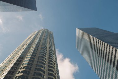 Uzun boylu şehir gökyüzü kazıyıcılar grup göğe ulaşmak