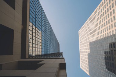 Büyük bir şehirde iki yüksek binalar ile güneşli gün