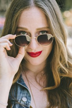 Mavi gözlü genç kız onun tonları çeker