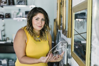 Bin yıllık, Latina işletme sahibi bir ofiste