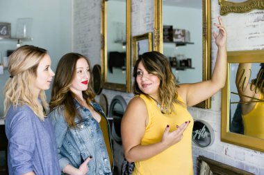 Bir küçük işletme sahibi onun çalışanları için konuşuyor