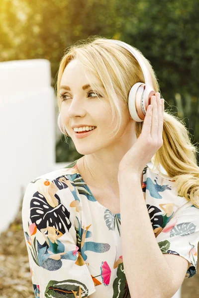 Millennial Feminino Ouve Música Seus Fones Ouvido Tem Grande Sorriso — Fotografia de Stock