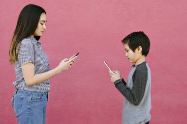 Bir kız ve erkek kardeşim metin birbirlerine withing mesafe birbirinden olurken akıllı telefonlar