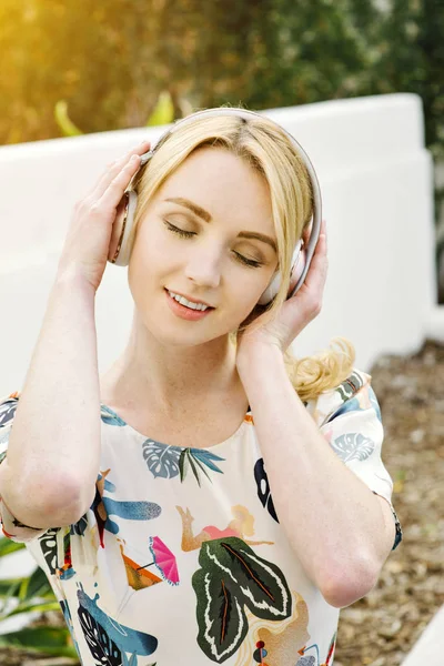 Jovem Menina Bonita Ouve Música Seus Fones Ouvido Sem Fio — Fotografia de Stock