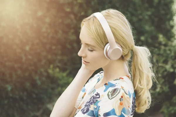 Vista Jovem Caucasiana Ouvindo Música Inspirando Ambiente Livre — Fotografia de Stock