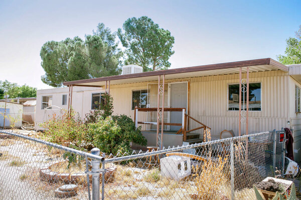 Трейлер нуждается в ремонте с заросшими сорняками и большим количеством мусора во дворе - Mobile Home Investment - Денежные доходы - Low Income Housing
