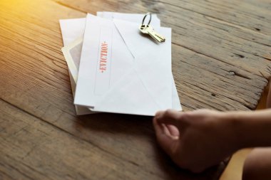 Bir kadının ellerinde bir tahliye ihbarı var işten çıkarılmış, evini kaybetmiş.