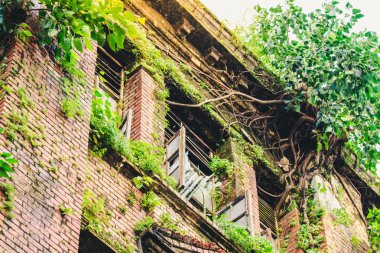 Aşağı şehir içinde eski ahşap pencere panjur