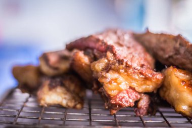 Izgara domuz kömür haşlanmış domuz eti boyun (Ko Mu Yang) Tay tarzı