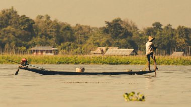 Taunggyi, Myanmar akşam saat Gölde balıkçılık