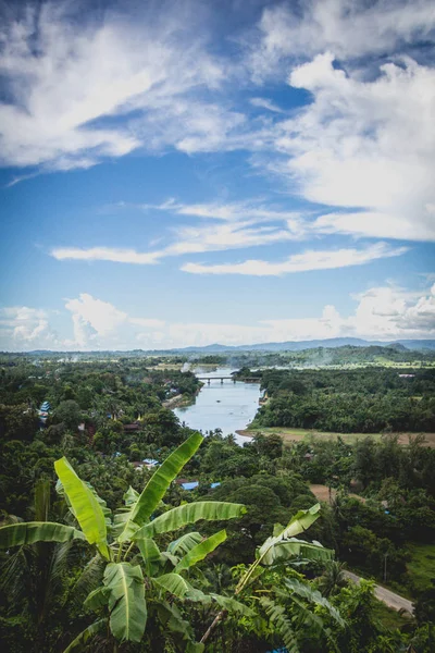 Dağlar, nehirler ağaçlar ve myanmar köyde görünümünü