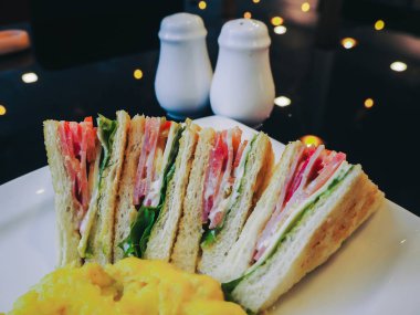 Jambon ve peynirli sandviç merkezinde, Myanmar