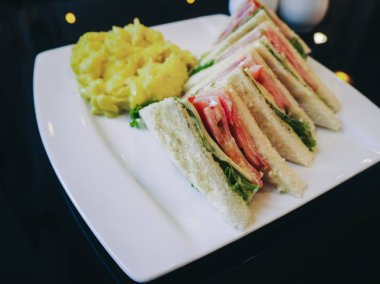 Jambon ve peynirli sandviç merkezinde, Myanmar