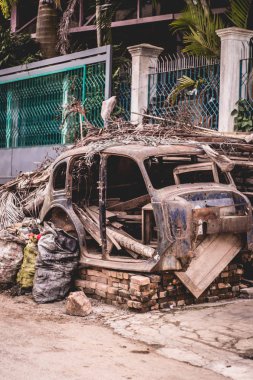 Eski paslı araba dışarıda