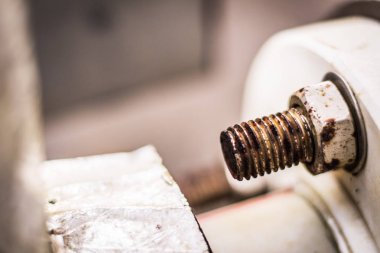 Paslı cıvata ve somun su ısıtıcı boru, doku Rust ile arka plan bulanıklık.