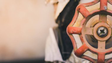 Su ısıtıcı boru, doku ile pas paslı kapı valfi arka plan bulanıklık.