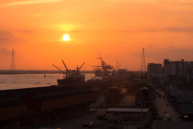 Siluet ağır vinç Aracı'nın liman gemi ve stok günbatımı mahallinde içerir