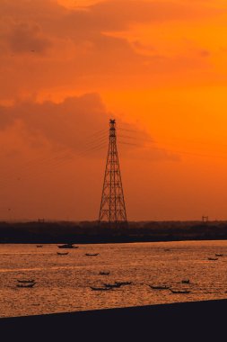 Yüksek gerilim direk arka planda gün batımı ile silüeti