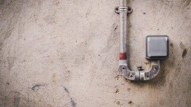 Hava koşullarına dayanıklı tek fiş priz açık arka plan beton duvar ile izole