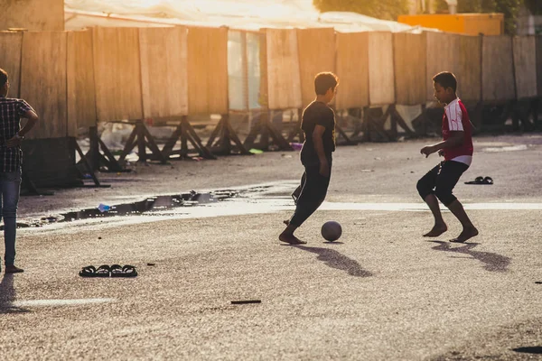 Yangon, Myanmar - 19 Ağustos 2018: Yangon en akşam çocuklar burada futbol sokakta her gün tekmeliyorsun.