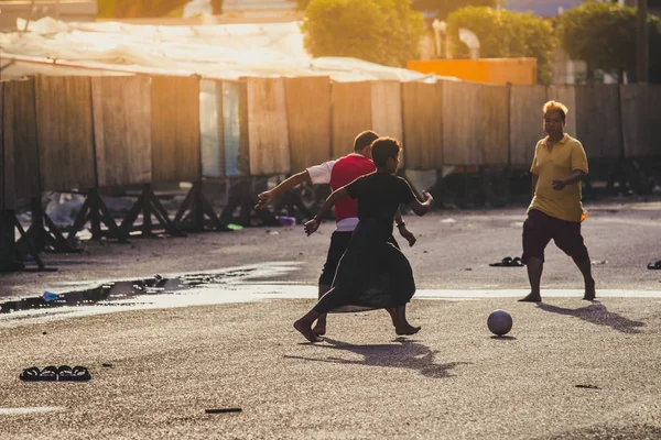 Yangon, Myanmar - 19 Ağustos 2018: Yangon en akşam çocuklar burada futbol sokakta her gün tekmeliyorsun.