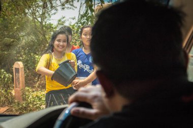 Mawlumyine, Myanmar - 17 Nisan 2016: Asya Myanmar su Festivali her yıl Nisan. Mawlumyine şehir Enjoy su Festivali sokakta su sıçrama Burma insanlar. 