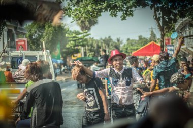 Mawlumyine, Myanmar - 17 Nisan 2016: Asya Myanmar su Festivali her yıl Nisan. Mawlumyine şehrin keyfini Birmanya insanlarda su sıçrama su Festivali. 