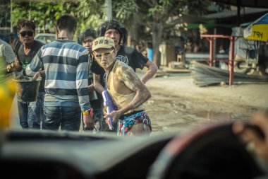 Mawlumyine, Myanmar - 17 Nisan 2016: Asya Myanmar su Festivali her yıl Nisan. Mawlumyine şehrin keyfini Birmanya insanlarda su sıçrama su Festivali. 
