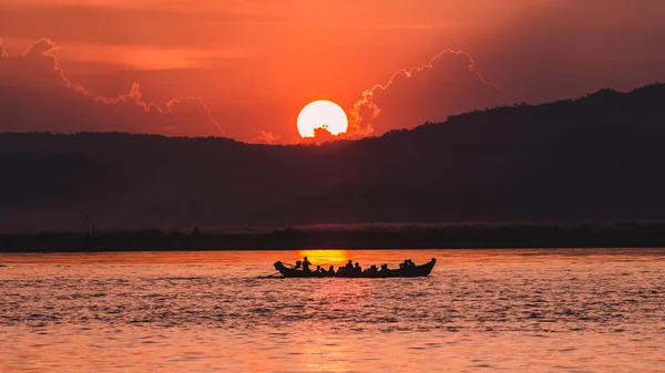 Irrawaddy Nehri (Ayeyarwaddy) Bagan, Myanmar (Burma on Sunset)
