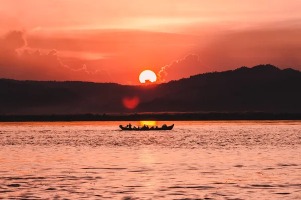Irrawaddy Nehri (Ayeyarwaddy) Bagan, Myanmar (Burma on Sunset)