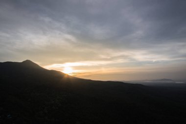 Dağ sırtlar gündoğumu, peyzaj