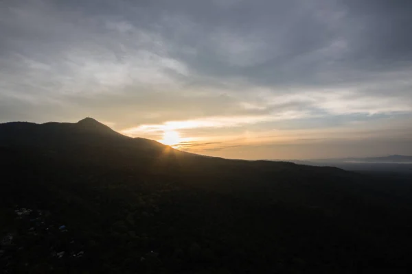 Dağ sırtlar gündoğumu, peyzaj