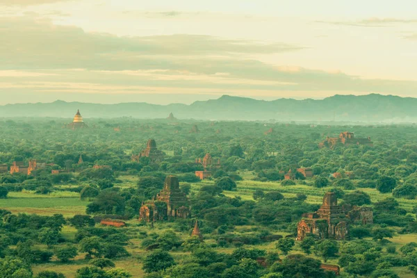 Manzara görünümü Pagoda eski Bagan, Myanmar ve antik Tapınağı