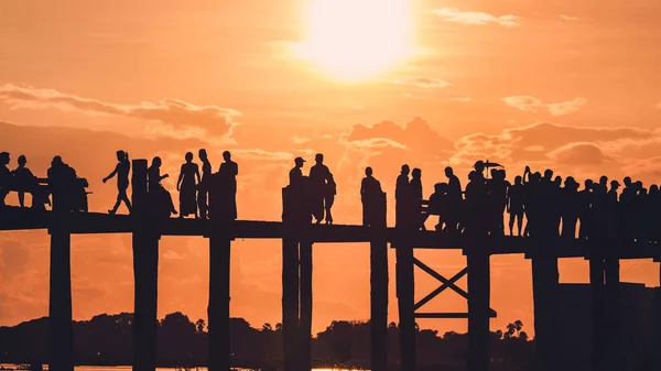 在缅甸曼德勒的阿阿巴拉普日落现场走在 Bein 桥上的人们 — 图库照片