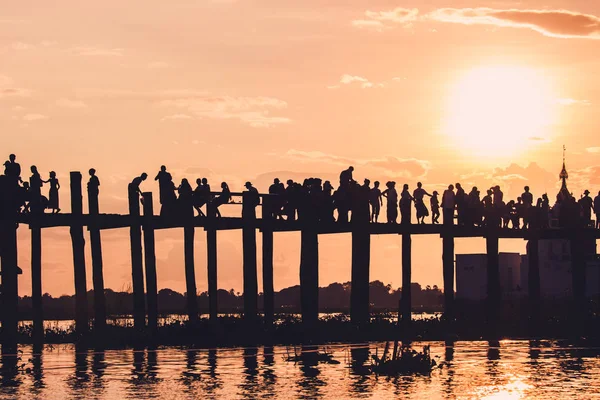 Menschen Gehen Auf Brücke Bein Bei Sonnenuntergang Szene Amarapura Mandalay — Stockfoto