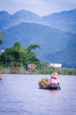 Inle Gölü, Myanmar içinde bir sığınağın Kano kürek kadınlar.